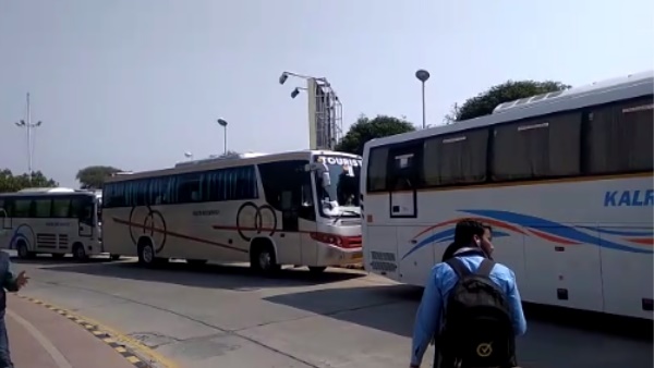 तीन बसें पहुंचीं एयरपोर्ट