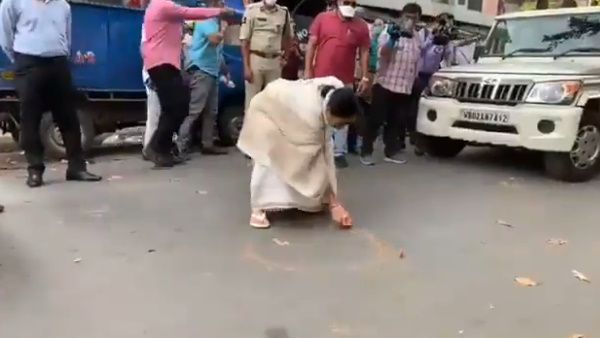 ममता ने लोगों को सिखाई सोशल डिस्टेंसिंग