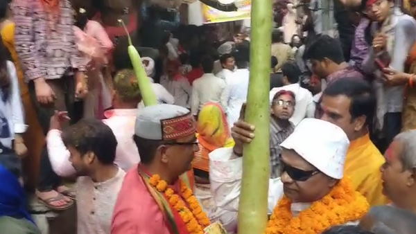 Five feet pumpkin brought by farmer in vishwanath temple Five feet pumpkin brought by farmer in vishwanath temple