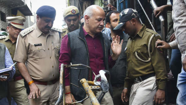 कई दुकानें अभी भी बंद हैं