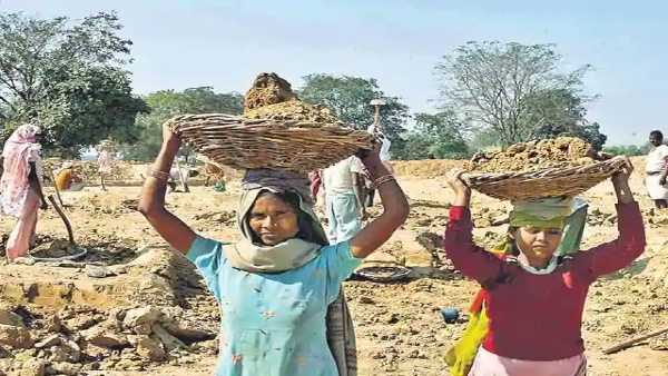 लॉकडाउन में दिहाड़ी मजदूरों को घरों पर रहना है तो लाभ कैसे मिलेगा?