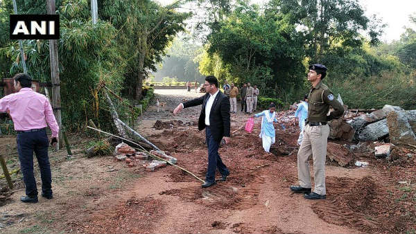 मध्य प्रदेश: अपहरण का आरोप लगाने वाले भाजपा विधायक संजय पाठक के रिजॉर्ट पर चला बुलडोजर, कमलनाथ सरकार पर बोला हमला मध्य प्रदेश: अपहरण का आरोप लगाने वाले भाजपा विधायक संजय पाठक के रिजॉर्ट पर चला बुलडोजर, कमलनाथ सरकार पर बोला हमला