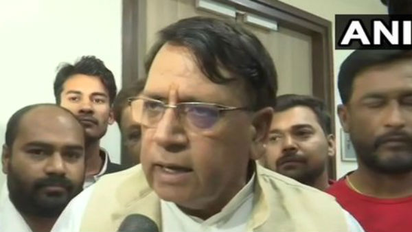 'बागी विधायकों को बेंगलुरु में सम्मोहित किया जा रहा है'