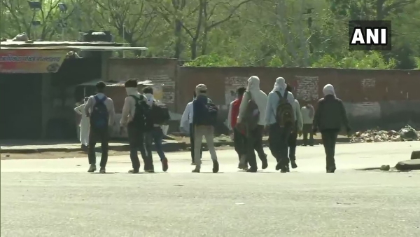 Lockdown 7 workers walking on Mumbai highway Road accident Four died मुंबई Lockdown 7 workers walking on Mumbai highway Road accident Four died मुंबई
