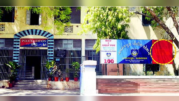 coronavirus lockdown : Navrangpura Police action on crowd in ahmedabad , five caught coronavirus lockdown : Navrangpura Police action on crowd in ahmedabad , five caught
