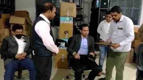 Coronavirus update: fake hand sanitiser and mask factory busted in noida police Coronavirus update: fake hand sanitiser and mask factory busted in noida police