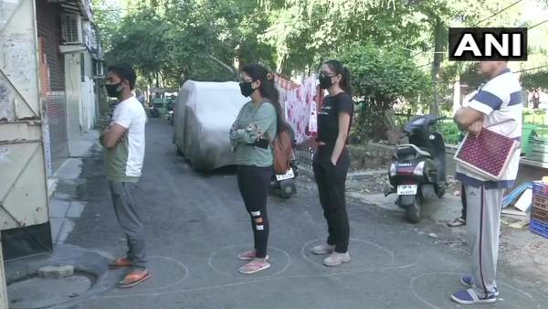 coronavirus, lockdown, pm modi, social distancing, shops, कोरोना वायरस, लॉकडाउन, सोशल डिस्टेंसिंग, सामाजाकि दूरी, पीएम मोदी coronavirus, lockdown, pm modi, social distancing, shops, कोरोना वायरस, लॉकडाउन, सोशल डिस्टेंसिंग, सामाजाकि दूरी, पीएम मोदी