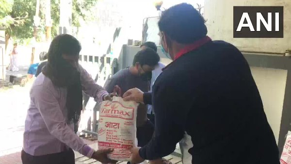 कोरोना से जंग लड़ रही दुनिया