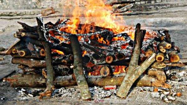 लाश को नोंच-नोंच कर खाने लगा युवक