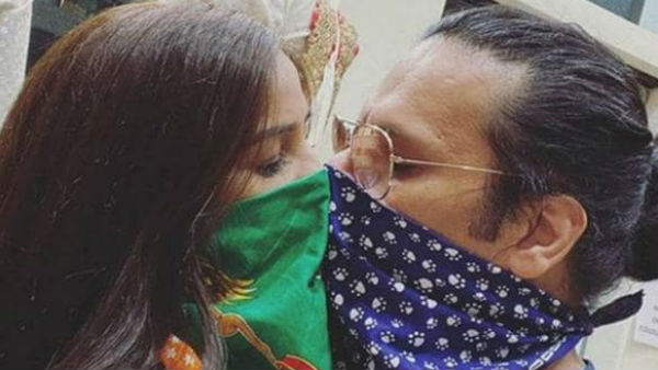 वायरल हुई पूनम पांडे की 'Corona Kiss' फोटो