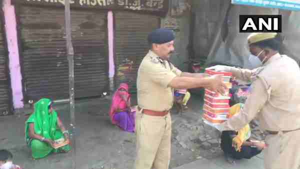 Coronavirus outbreak: UP Police prepares and distributes food for the needy Coronavirus outbreak: UP Police prepares and distributes food for the needy