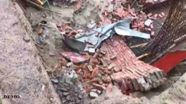 A child died after a wall fell on him due to rain in noida A child died after a wall fell on him due to rain in noida