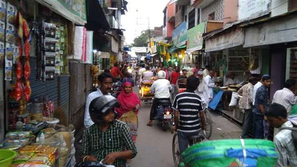 कई लोग मदद के लिए आगे आए