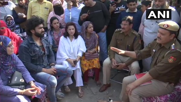 समझाने पहुंची पुलिस और प्रशासन की एक भी नही सुनी बात