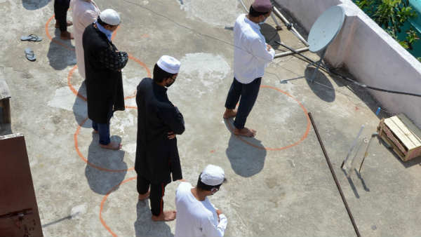 सिर्फ सोशल डिस्टेंसिंग और कुछ नहीं