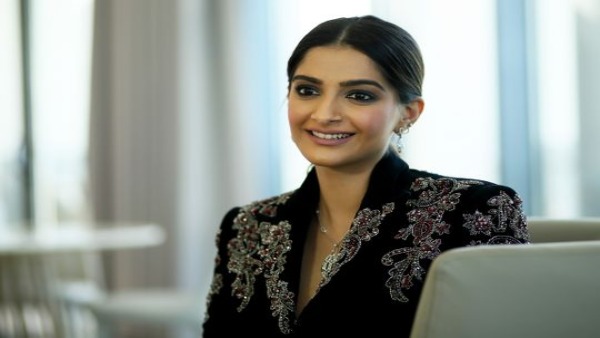 सोनम कपूर कोरोना वायरस के डर से लंदन छोड़कर घर आ गई