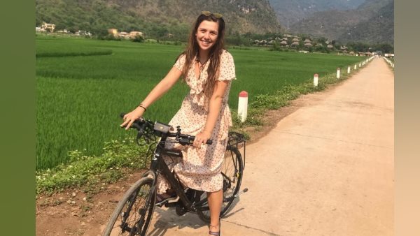 25 year old london girl reach sonbhadra from cycle to give message of humanity 25 year old london girl reach sonbhadra from cycle to give message of humanity