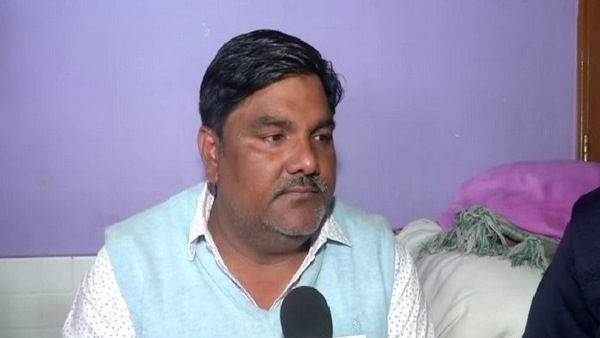 वकीलों के एक समूह ने अदालत कक्ष के बाहर नारे लगाए