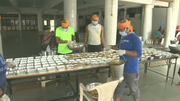 Coronavirus: Transgenders offer food to needy in Gujarat Coronavirus: Transgenders offer food to needy in Gujarat