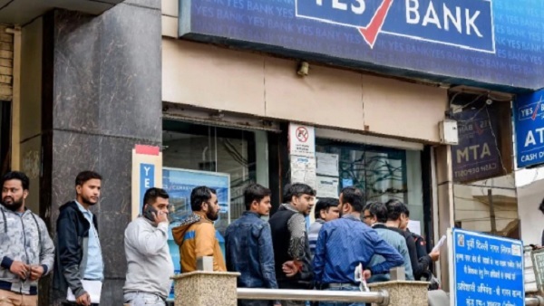 होली से परेशान कैश की हुई किल्लत
