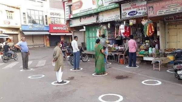 coronavirus, lockdown, pm modi, social distancing, shops, कोरोना वायरस, लॉकडाउन, सोशल डिस्टेंसिंग, सामाजाकि दूरी, पीएम मोदी coronavirus, lockdown, pm modi, social distancing, shops, कोरोना वायरस, लॉकडाउन, सोशल डिस्टेंसिंग, सामाजाकि दूरी, पीएम मोदी