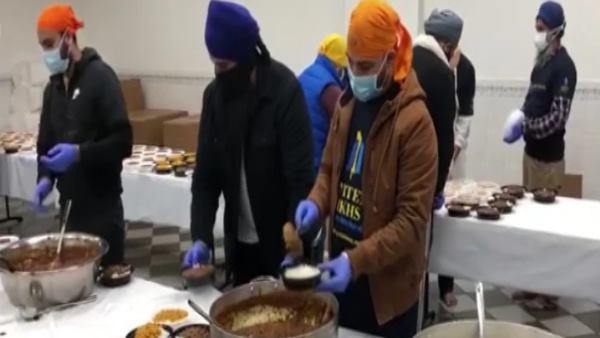 न्यूयॉर्क के सिख सेंटर ने बनाया खाना
