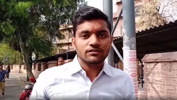 नीचे एक पावर की मोटर भी लगी है
