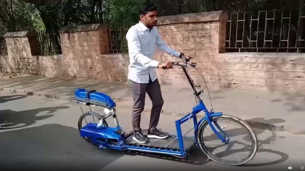 वॉकिंग साइकिल व्यक्ति खड़े-खड़े चला सकता है