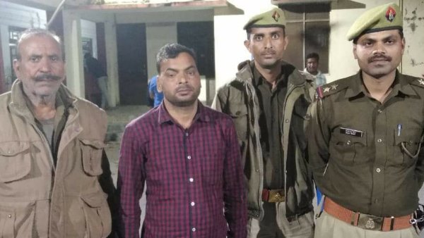 क्लर्क बोला- मुख्यमंत्री के आदेश पर मांग रहा शुल्क