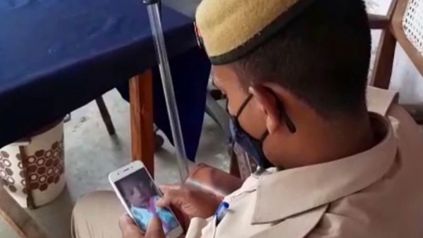 up police constable doing his duty seeing newborn daughter photo on mobile in etawah up police constable doing his duty seeing newborn daughter photo on mobile in etawah