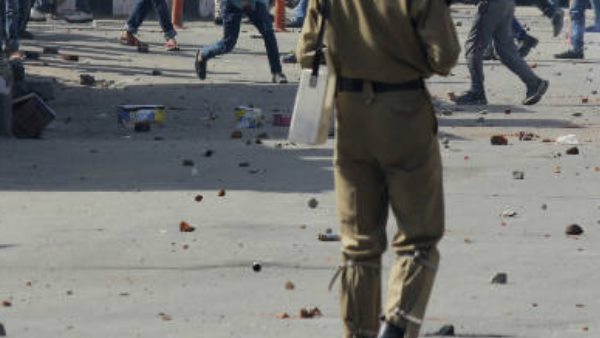 coronavirus lockdown workers attack- company office delayed wages solapur maharashtra coronavirus lockdown workers attack- company office delayed wages solapur maharashtra