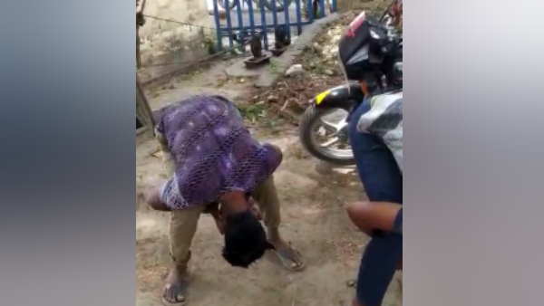युवकों को ग्राम प्रधान और उसके साथियों ने मुर्गा बनाया