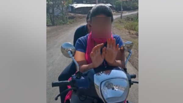 कोरोना फाइटर्स ने दोनों लड़कियों को रोका