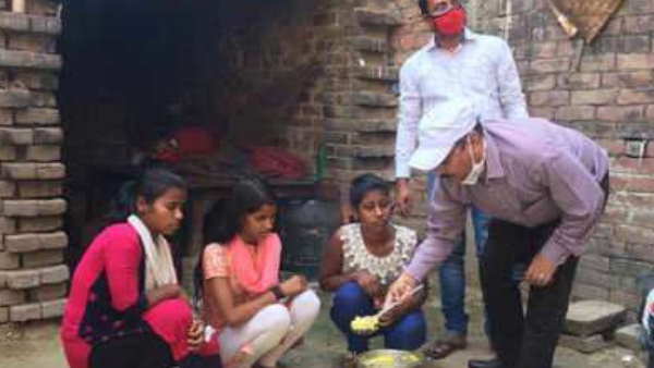 जिला प्रशासन ने पहुंचाया खाना और राशन