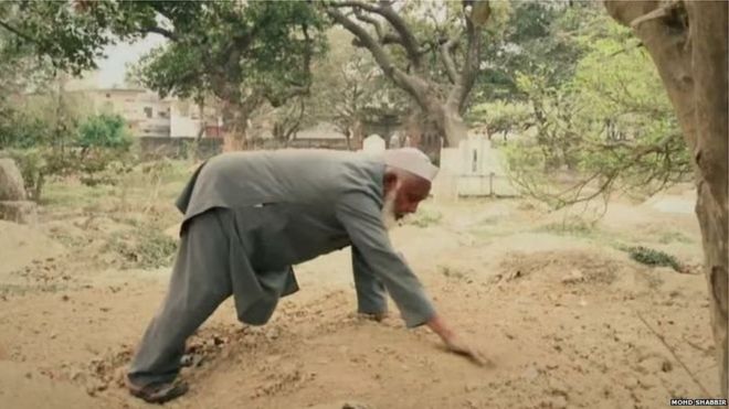 मुर्दों के मसीहा: उन लाशों को दफ़नाने वाले, जिन्हें भारत ने भुला दिया है मुर्दों के मसीहा: उन लाशों को दफ़नाने वाले, जिन्हें भारत ने भुला दिया है