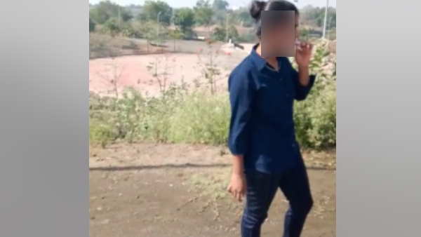 पीछे बैठी लड़की पी रही थी सिगरेट
