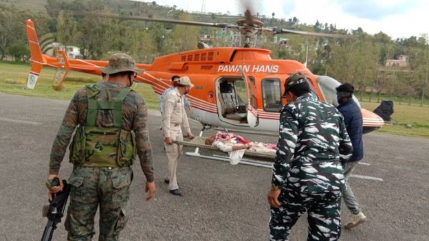 सीआरपीएफड ने आरिफ़ के अब्बा को एयरलिफ्ट करके अस्पताल पहुंचाया सीआरपीएफड ने आरिफ़ के अब्बा को एयरलिफ्ट करके अस्पताल पहुंचाया