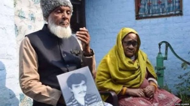 मुर्दों के मसीहा: उन लाशों को दफ़नाने वाले, जिन्हें भारत ने भुला दिया है मुर्दों के मसीहा: उन लाशों को दफ़नाने वाले, जिन्हें भारत ने भुला दिया है