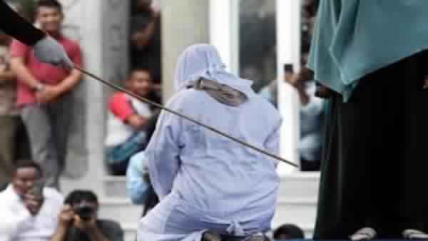 लॉकडाउन के बीच होटल के कमरे में मिला अनमैरिड कपल, बीच चौराहे पर महिला की कोड़ों से पिटाई लॉकडाउन के बीच होटल के कमरे में मिला अनमैरिड कपल, बीच चौराहे पर महिला की कोड़ों से पिटाई