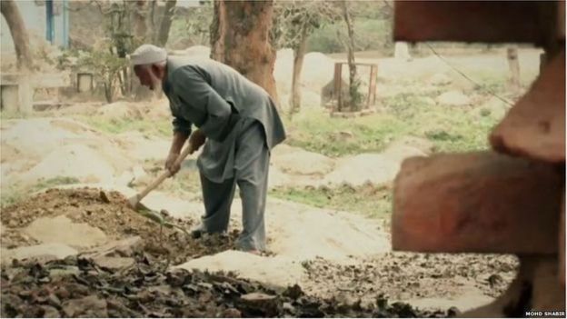 मुर्दों के मसीहा: उन लाशों को दफ़नाने वाले, जिन्हें भारत ने भुला दिया है मुर्दों के मसीहा: उन लाशों को दफ़नाने वाले, जिन्हें भारत ने भुला दिया है