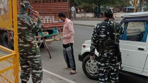 आरिफ़ सीआरपीएफ़ की टीम को बड़ौदा में मिले थे आरिफ़ सीआरपीएफ़ की टीम को बड़ौदा में मिले थे