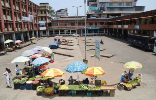 ग्लव्स और मास्क पहनकर उठाए नोट
