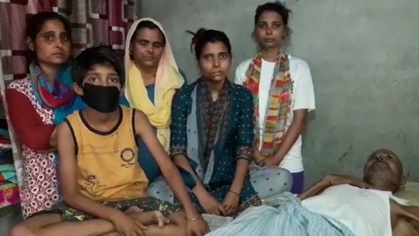 बेटियों पर पिता के इलाज की जिम्मेदारी