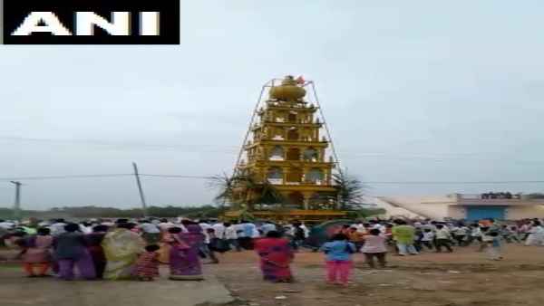 चितापुर में एक धार्मिक उत्सव में उमड़ी भीड़