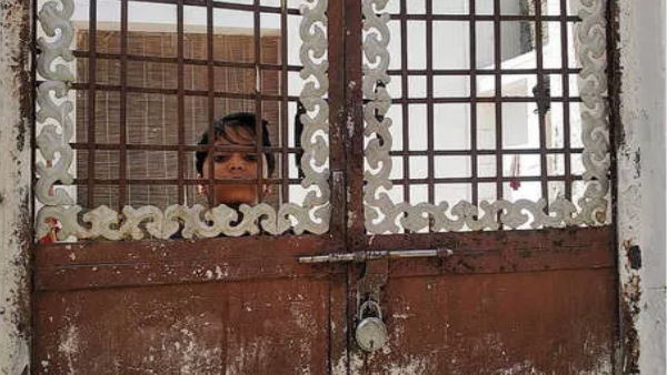बेटी दिक्षिता घर पर रहती अकेली