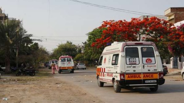 एंबुलेंस से दुल्हन को विदा कर लाया दूल्हा