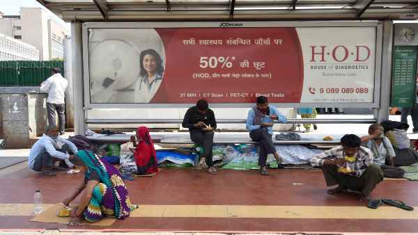 झुग्गियों में बंद रहना मुश्किल