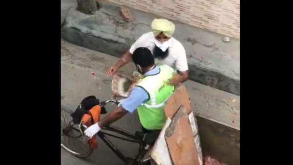 sanitation workers, coronavirus, lockdown, punjab, nabha, cm amrinder singh, captain amrinder singh, covid 19, viral video, video, सफाईकर्मी, कोरोना वायरस, कोविड-19, लॉकडाउन, कैप्टन अमरिंदर सिंह, सीएम कैप्टन अमरिंदर सिंह, वीडियो, वायरल वीडियो, पंजाब, नाभा sanitation workers, coronavirus, lockdown, punjab, nabha, cm amrinder singh, captain amrinder singh, covid 19, viral video, video, सफाईकर्मी, कोरोना वायरस, कोविड-19, लॉकडाउन, कैप्टन अमरिंदर सिंह, सीएम कैप्टन अमरिंदर सिंह, वीडियो, वायरल वीडियो, पंजाब, नाभा
