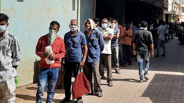 सरकार घर पहुंचाएगी सिलेंडर, फिर भी गैस एजेंसी पर उमड़ी भीड़