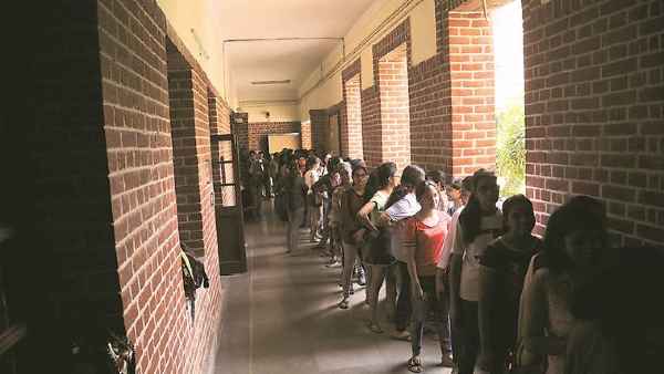 यूजीसी ने इस माह में सत्र शुरु करने की सिफारिश
